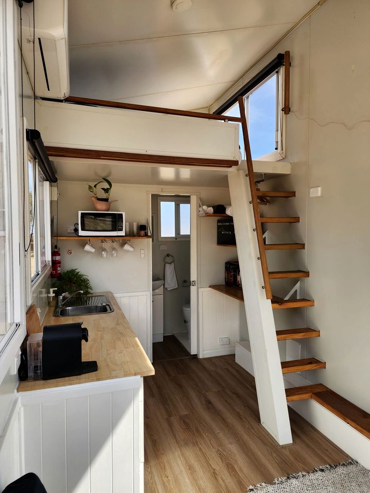 Charming Tiny House Overlooking the Table Top Mountains and Surrounded by Nature in Jindera, New South Wales
