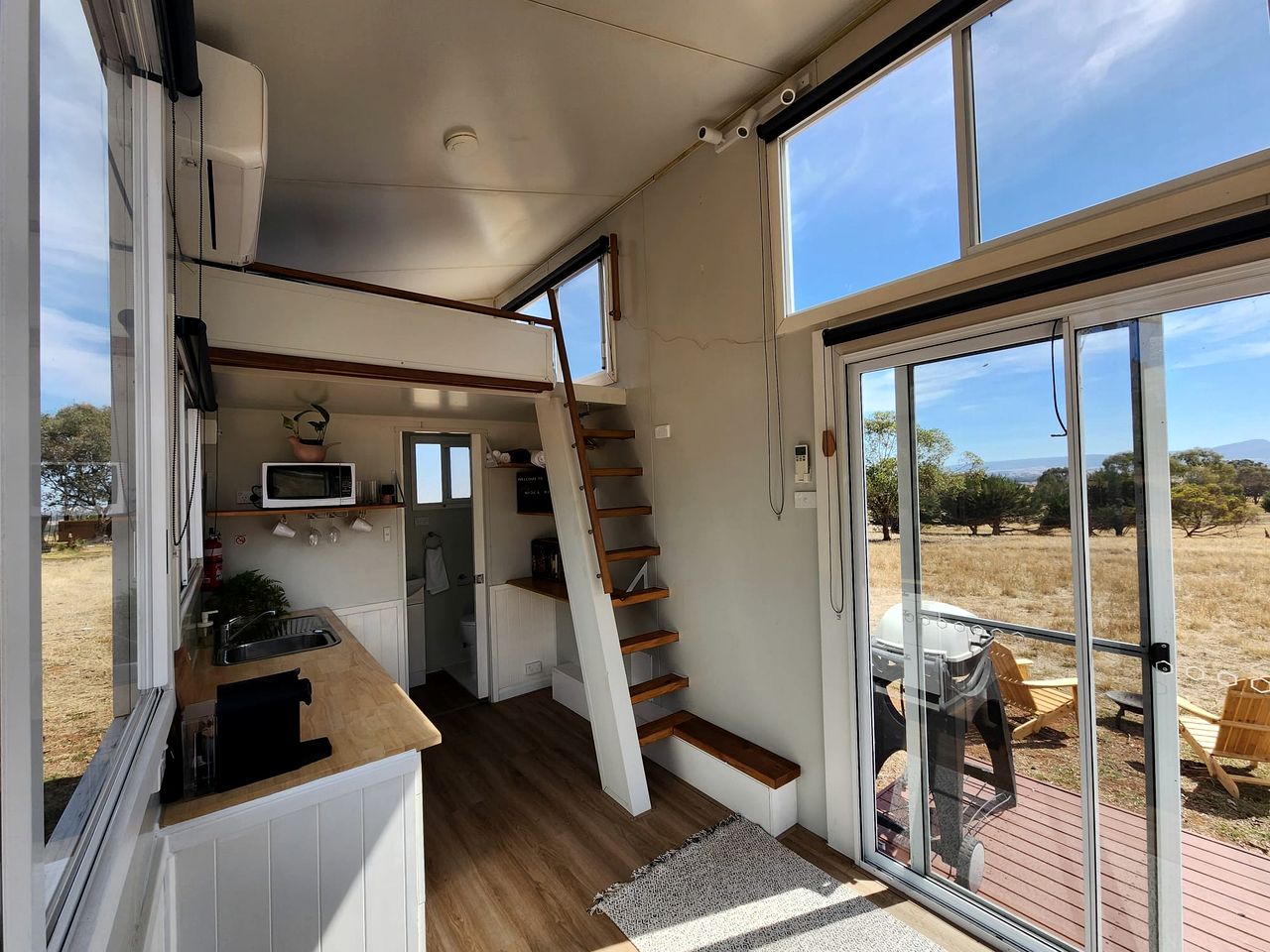 Charming Tiny House Overlooking the Table Top Mountains and Surrounded by Nature in Jindera, New South Wales