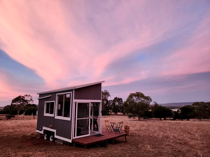 Charming Tiny House Overlooking the Table Top Mountains and Surrounded by Nature in Jindera, New South Wales