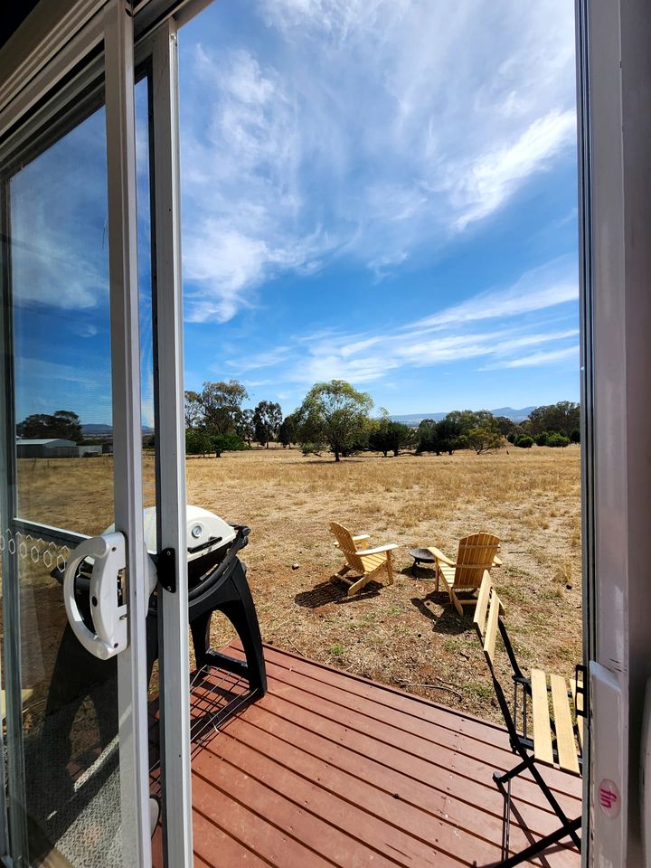 Charming Tiny House Overlooking the Table Top Mountains and Surrounded by Nature in Jindera, New South Wales