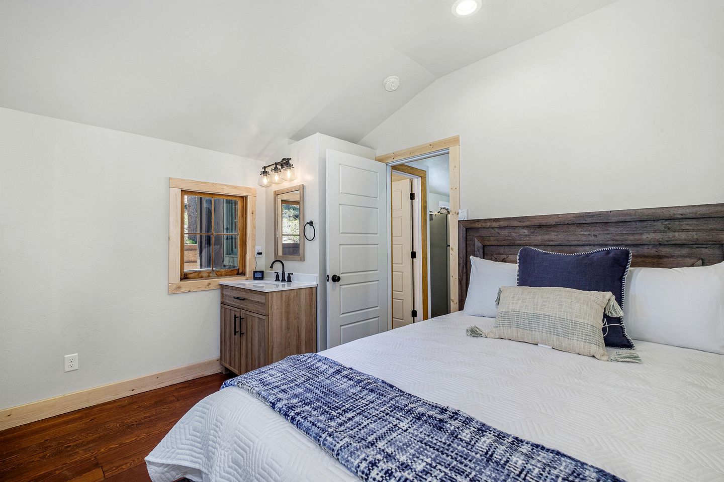 Modern Serene Cabin with Amazing Hiking Trails and Wildlife in Estes Park, Colorado