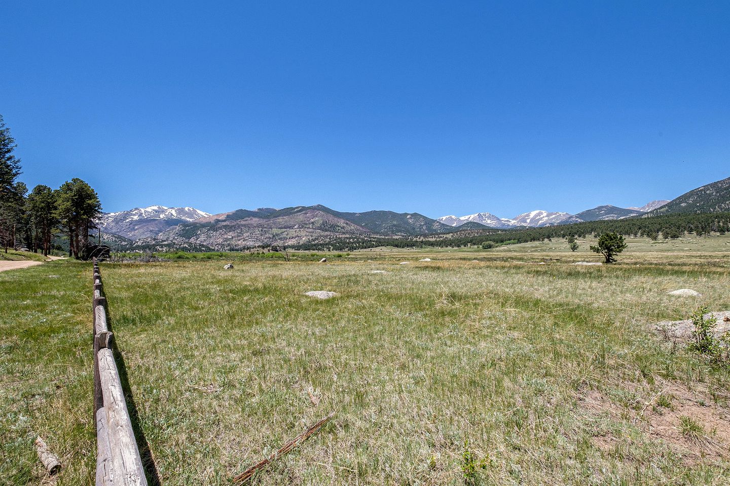 Modern Serene Cabin with Amazing Hiking Trails and Wildlife in Estes Park, Colorado