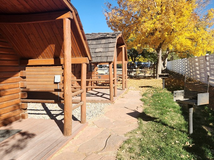 Rustic Extended-Stay Camping Cabin with Scenic Outdoor Amenities near Local Attractions in Fruita, Colorado