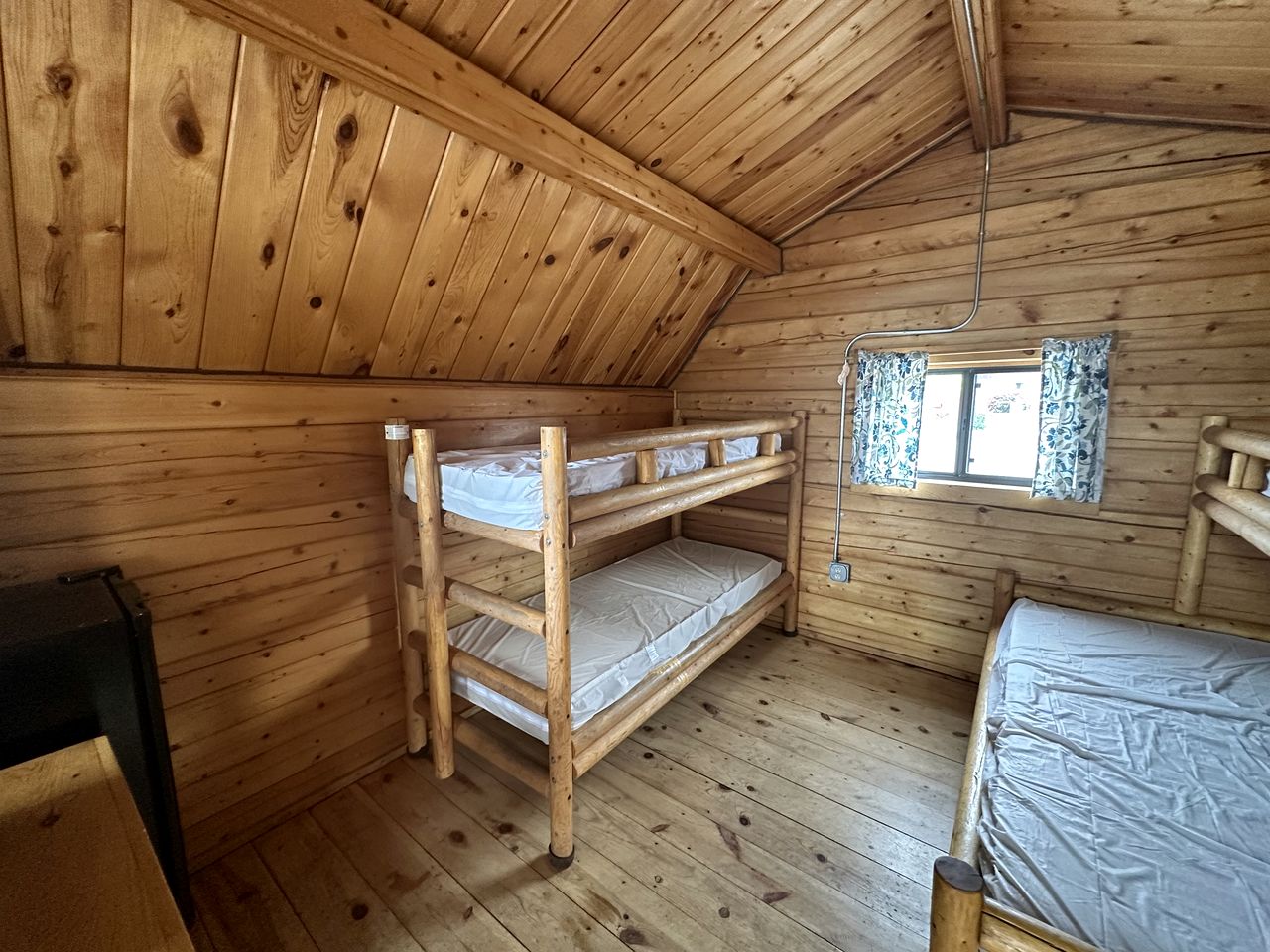 Rustic Extended-Stay Camping Cabin with Scenic Outdoor Amenities near Local Attractions in Fruita, Colorado