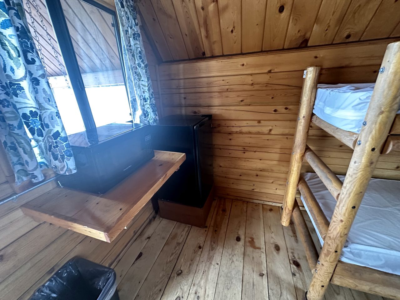 Rustic Extended-Stay Camping Cabin with Scenic Outdoor Amenities near Local Attractions in Fruita, Colorado