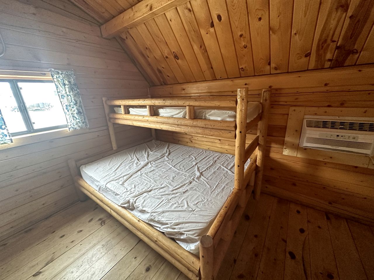 Rustic Extended-Stay Camping Cabin with Scenic Outdoor Amenities near Local Attractions in Fruita, Colorado