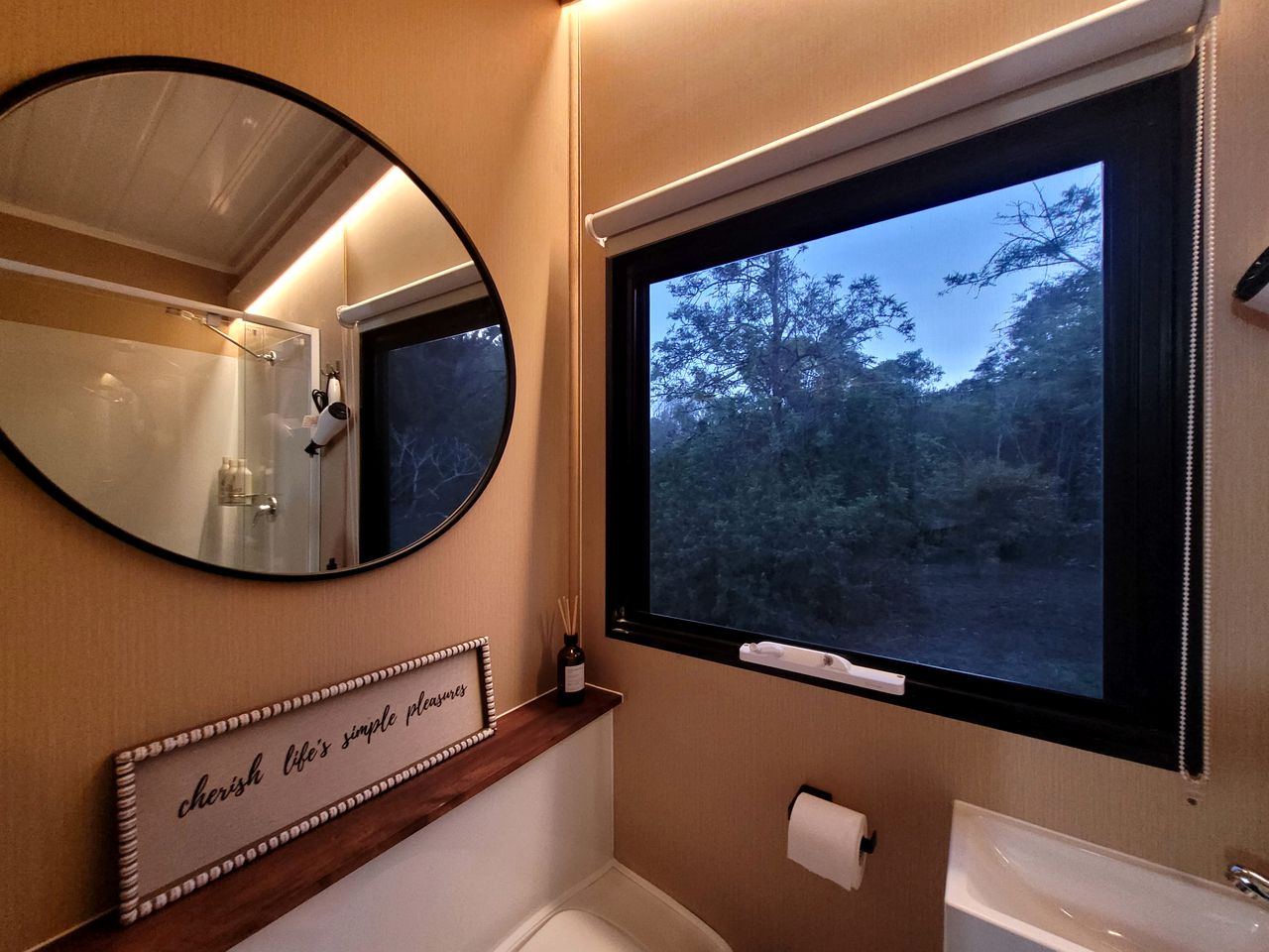 Tiny Glamping in Mount Perry, Ideal to Explore Mount Walsh National Park