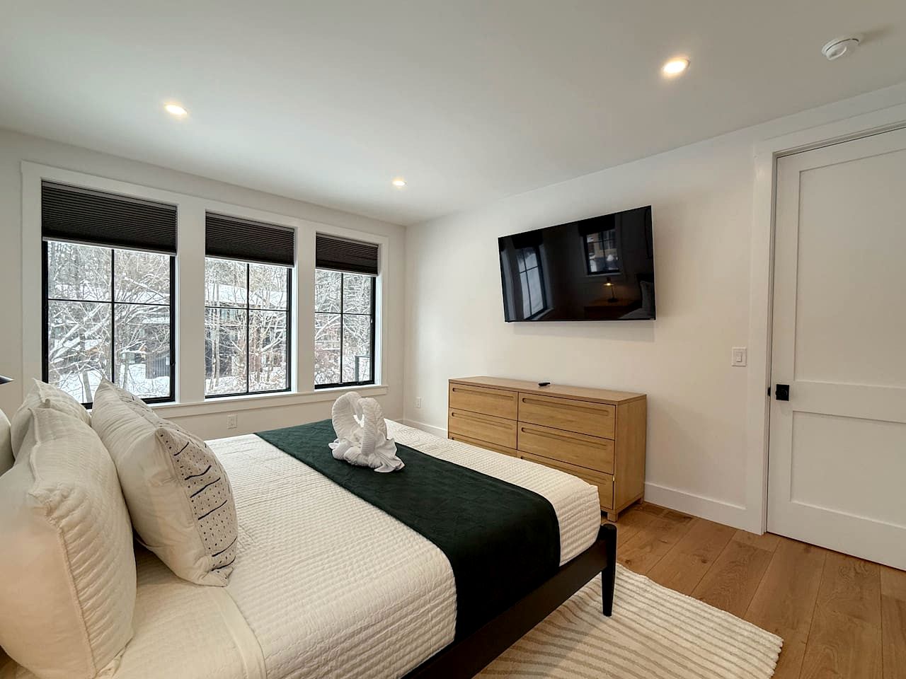 Modern Alpine Retreat with Private Hot Tub and Fireplace in North Conway, New Hampshire