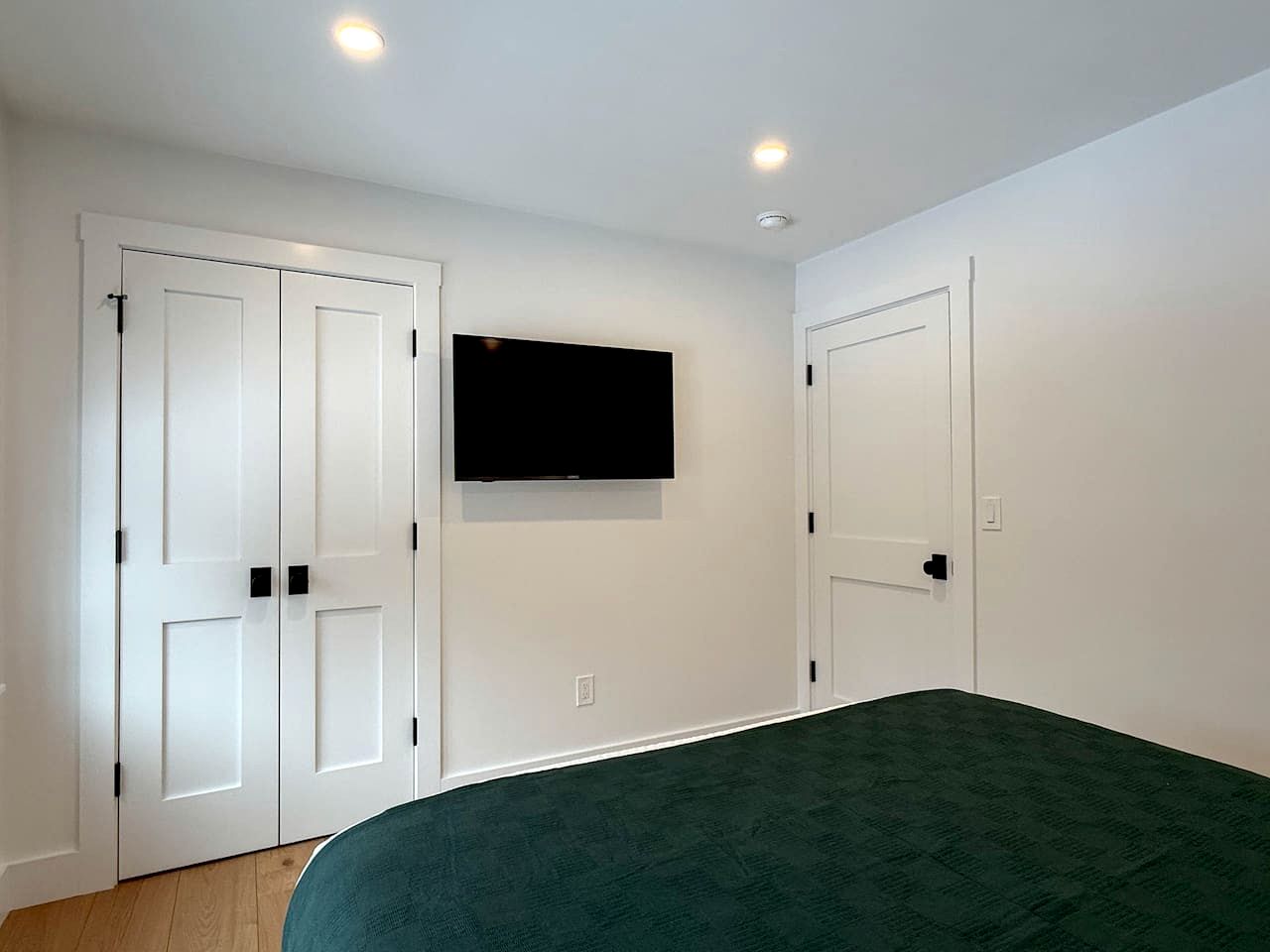 Modern Alpine Retreat with Private Hot Tub and Fireplace in North Conway, New Hampshire