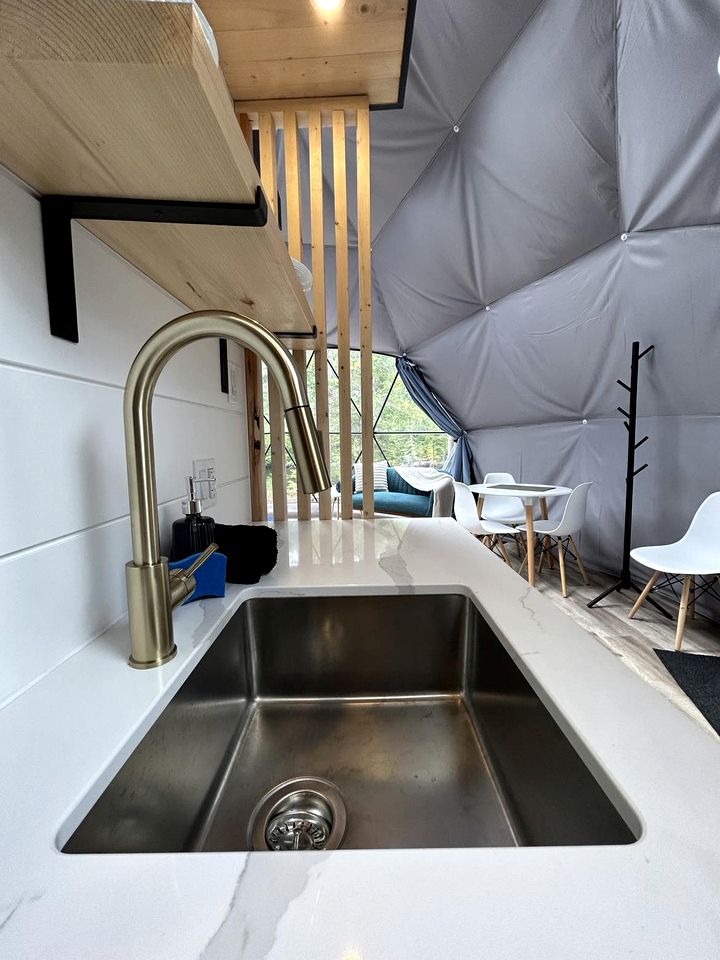 Lakefront Geodesic Dome with a Hot Tub and Fireplace, Perfect for a Cozy Glamping Retreat in Quebec