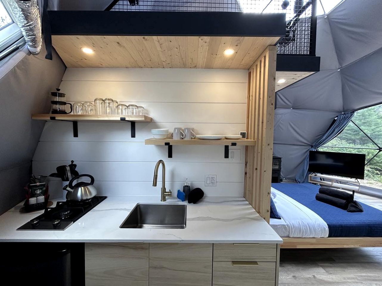 Lakefront Geodesic Dome with a Hot Tub and Fireplace, Perfect for a Cozy Glamping Retreat in Quebec