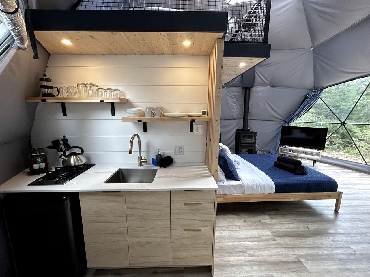 Lakefront Geodesic Dome with a Hot Tub and Fireplace, Perfect for a Cozy Glamping Retreat in Quebec