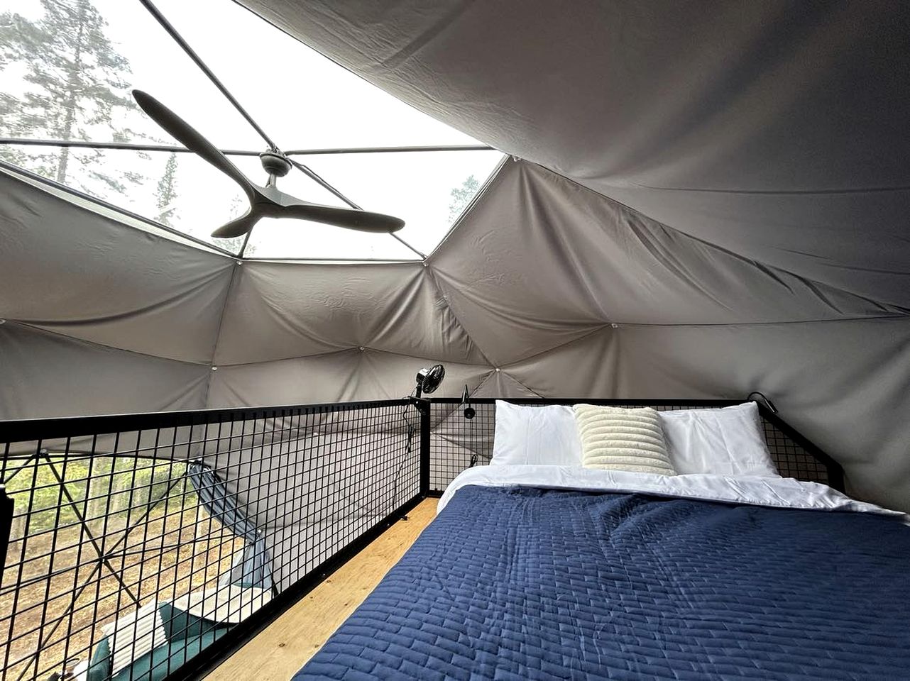 Lakefront Geodesic Dome with a Hot Tub and Fireplace, Perfect for a Cozy Glamping Retreat in Quebec
