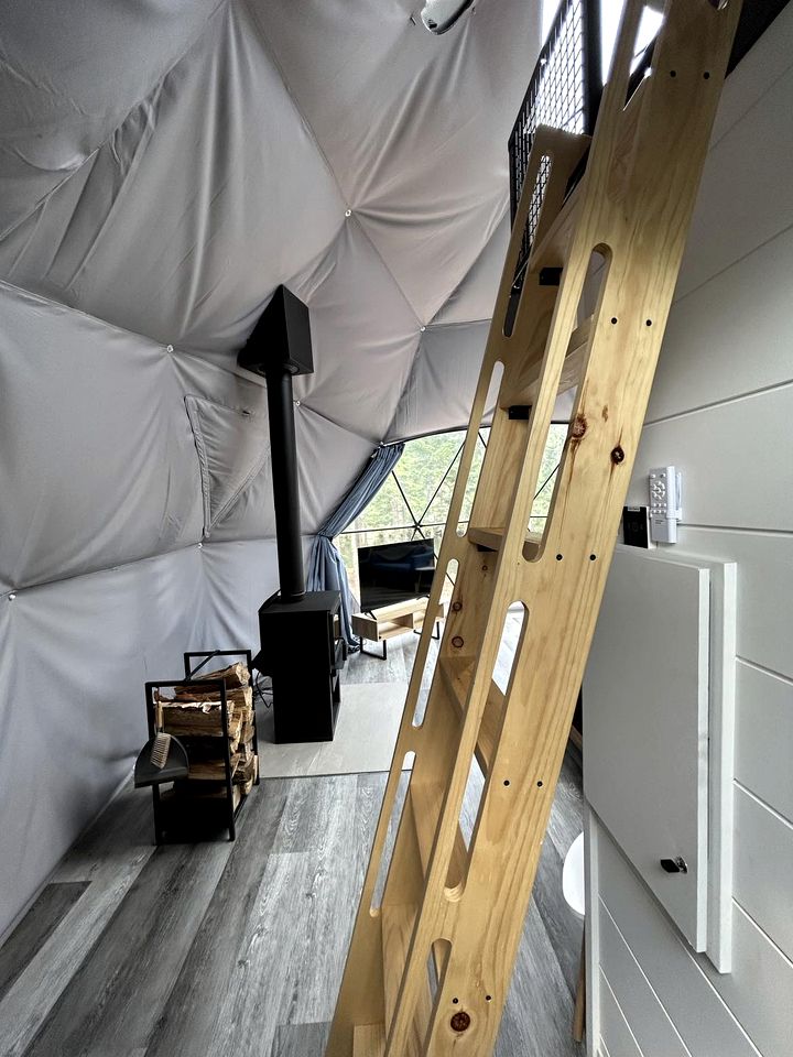 Lakefront Geodesic Dome with a Hot Tub and Fireplace, Perfect for a Cozy Glamping Retreat in Quebec