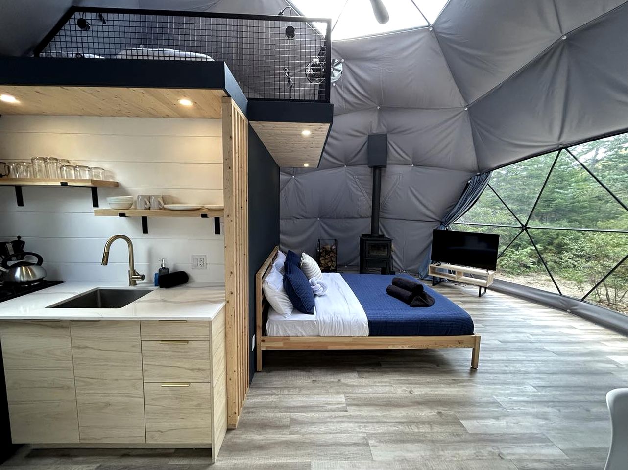 Lakefront Geodesic Dome with a Hot Tub and Fireplace, Perfect for a Cozy Glamping Retreat in Quebec