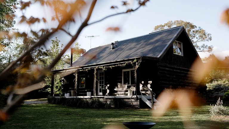 Wonderful Rustic Wooden Cabin with Fireplace in Macedon, Victoria