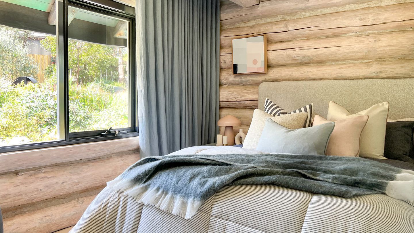 Wonderful Rustic Wooden Cabin with Fireplace in Macedon, Victoria