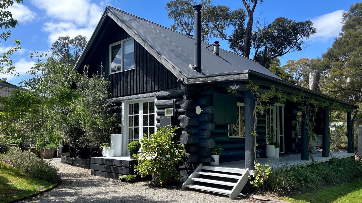 Wonderful Rustic Wooden Cabin with Fireplace in Macedon, Victoria