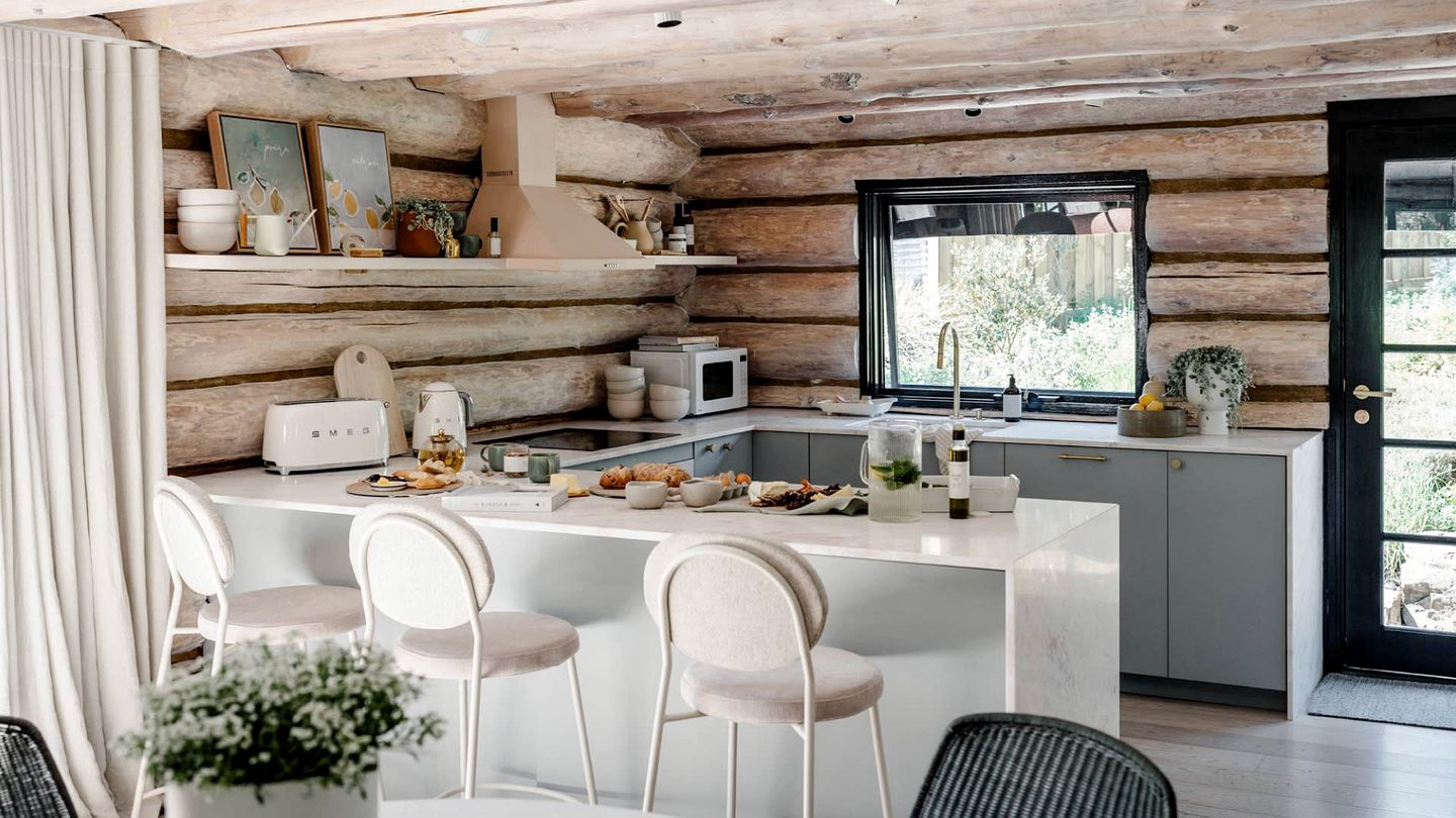 Wonderful Rustic Wooden Cabin with Fireplace in Macedon, Victoria