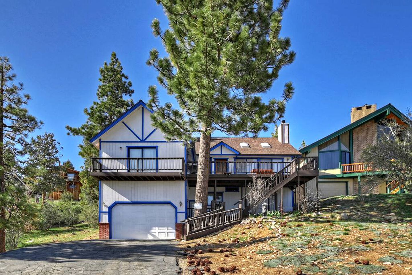 Amazing Cabin with Jacuzzi, Game Room and Lake Views in San Bernardino, California