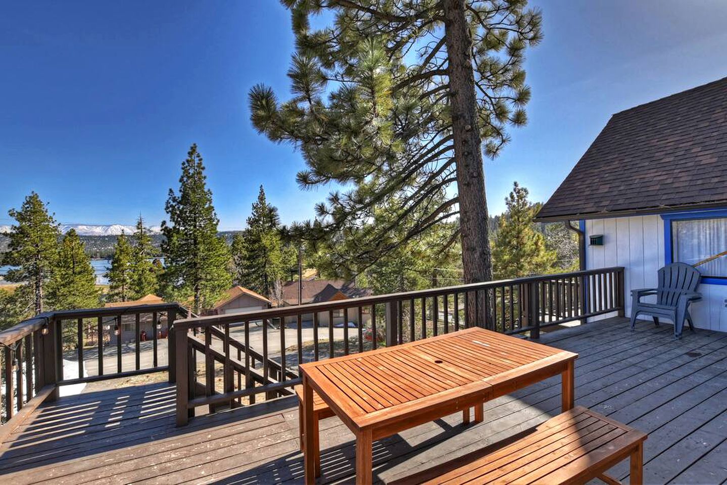 Amazing Cabin with Jacuzzi, Game Room and Lake Views in San Bernardino, California