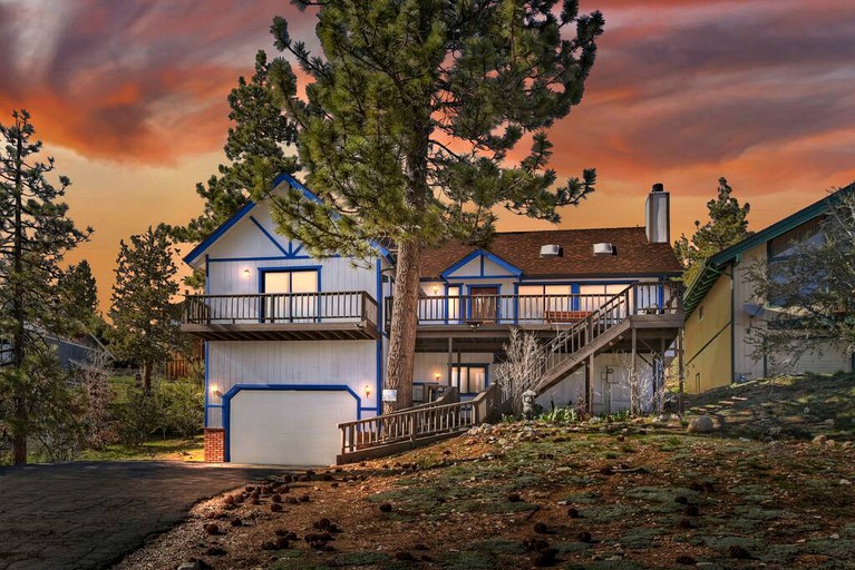 Amazing Cabin with Jacuzzi, Game Room and Lake Views in San Bernardino, California