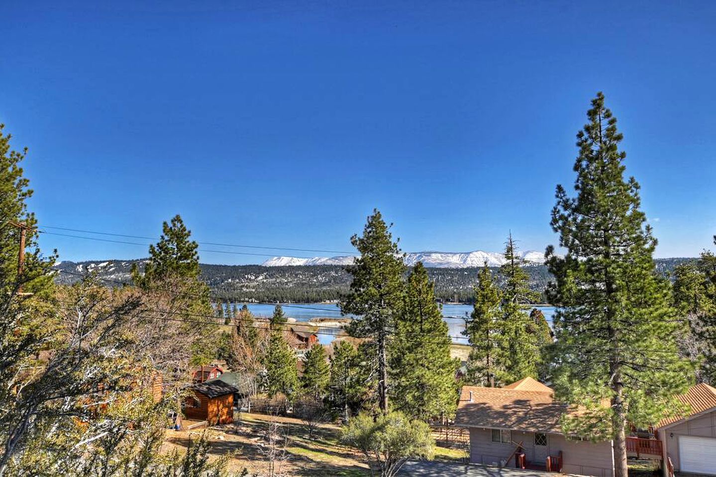 Amazing Cabin with Jacuzzi, Game Room and Lake Views in San Bernardino, California