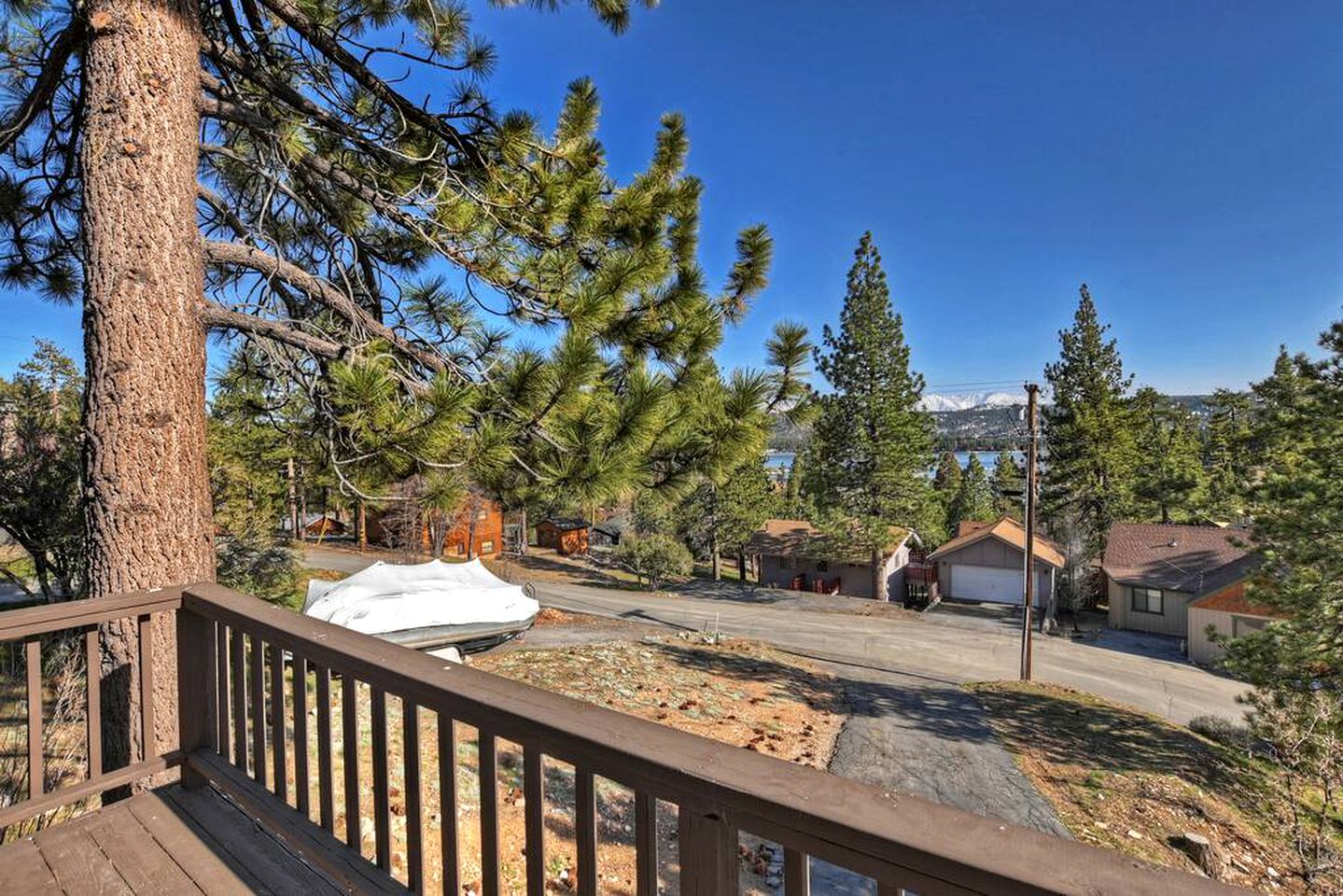 Amazing Cabin with Jacuzzi, Game Room and Lake Views in San Bernardino, California