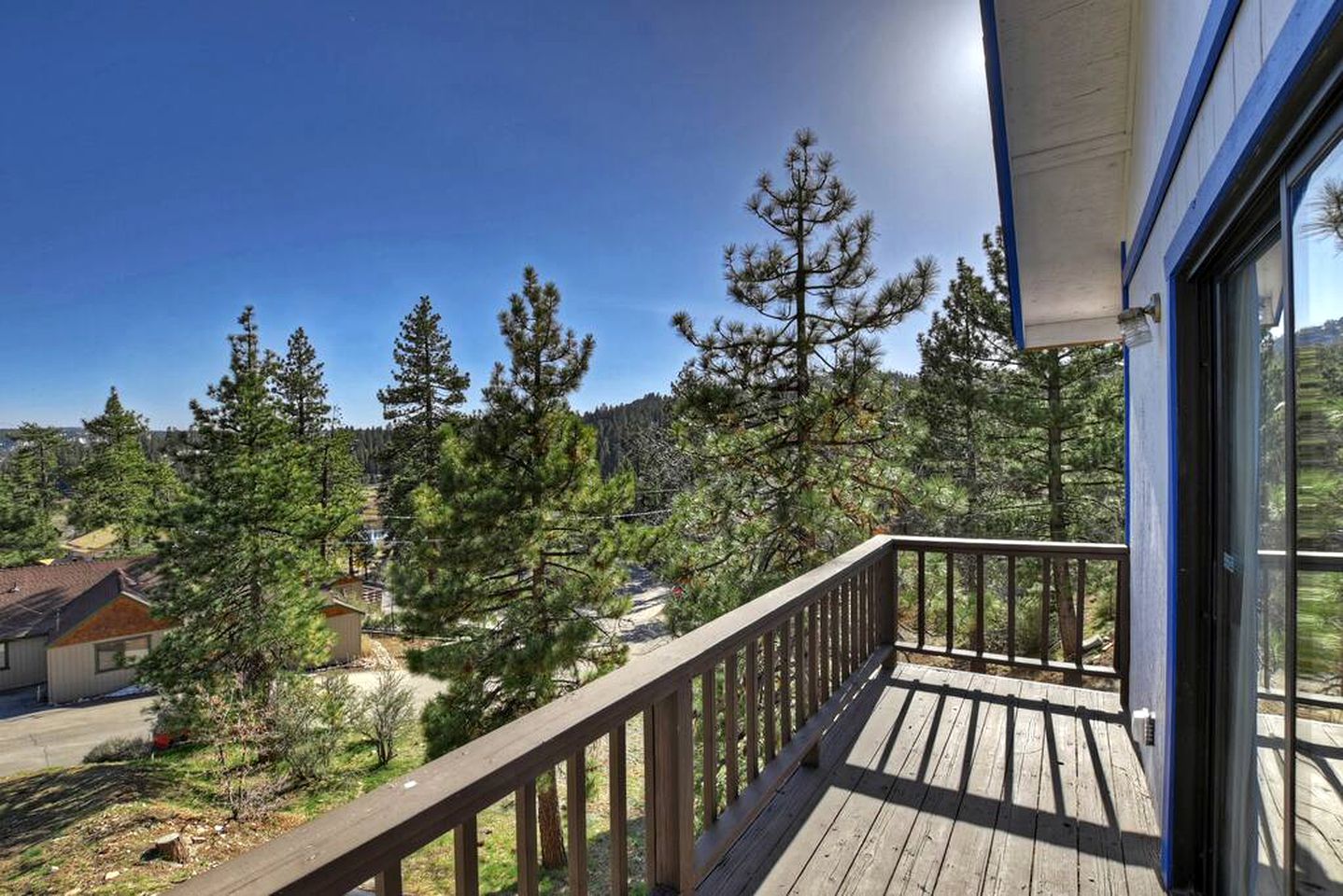 Amazing Cabin with Jacuzzi, Game Room and Lake Views in San Bernardino, California