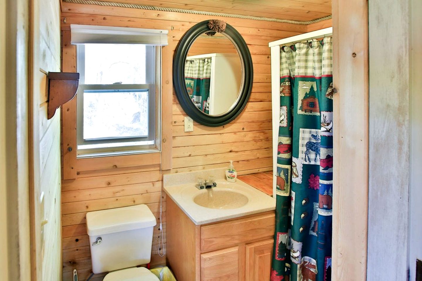 Inviting Log Cabin for a Tranquil Getaway in Voyageurs National Park, Minnesota