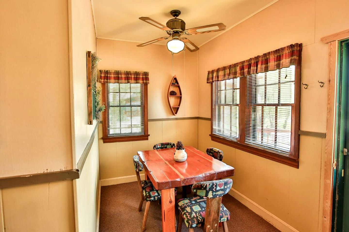 Inviting Log Cabin for a Tranquil Getaway in Voyageurs National Park, Minnesota