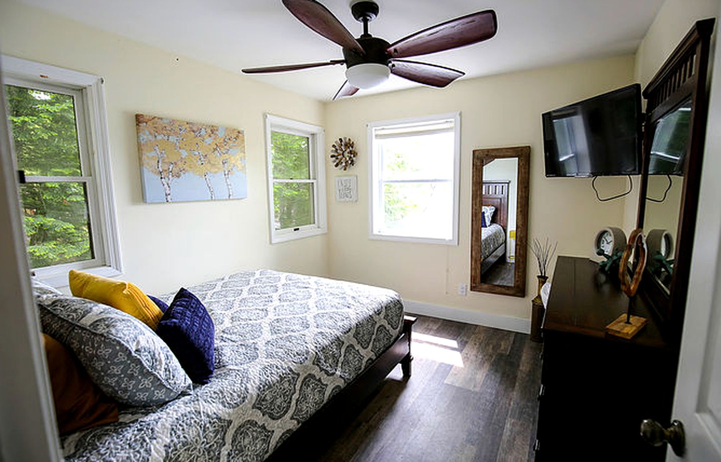 Secluded Cabin with Waterfront Views on Hadlock Pond in Fort Ann, New York