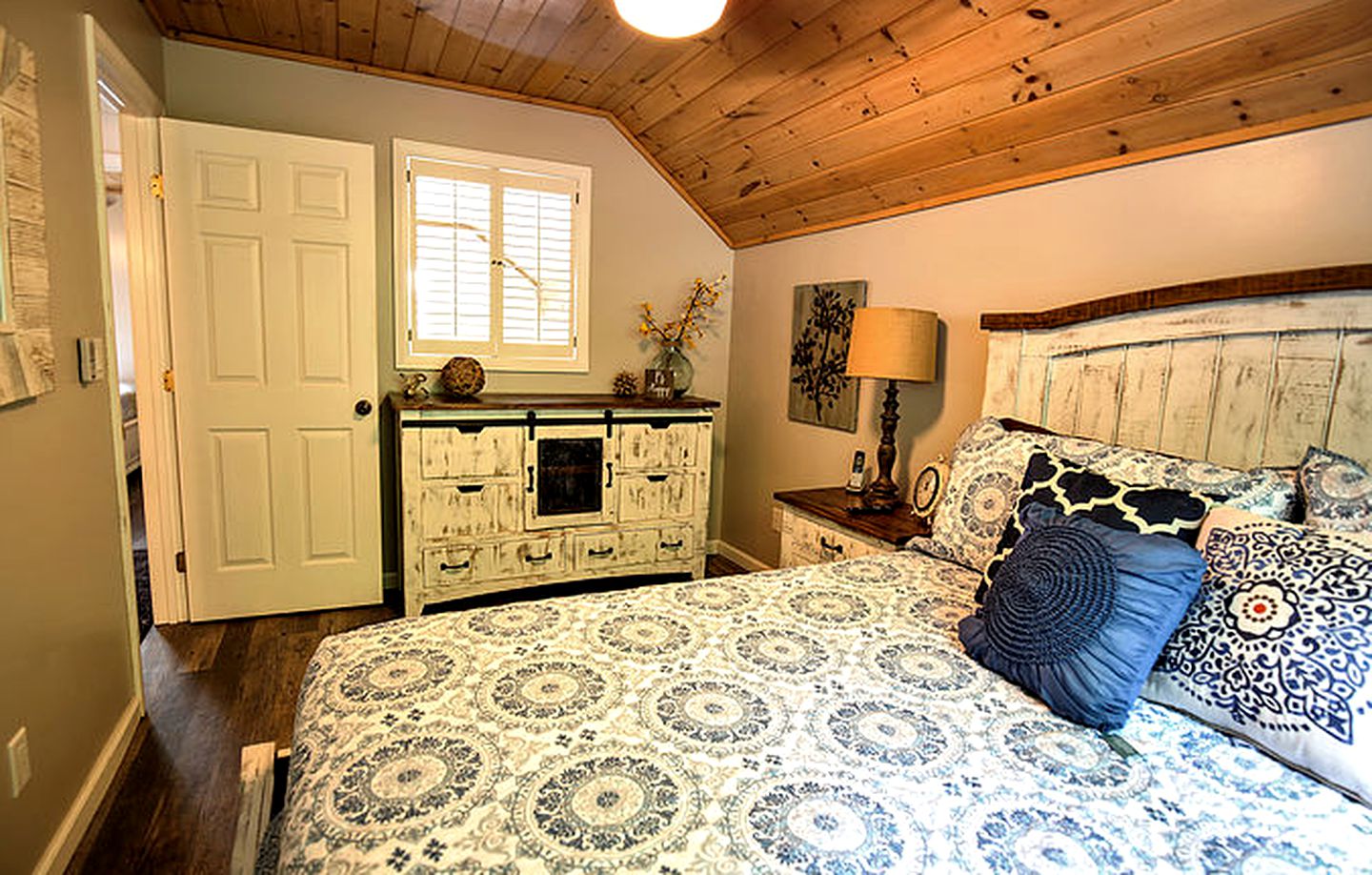 Secluded Cabin with Waterfront Views on Hadlock Pond in Fort Ann, New York