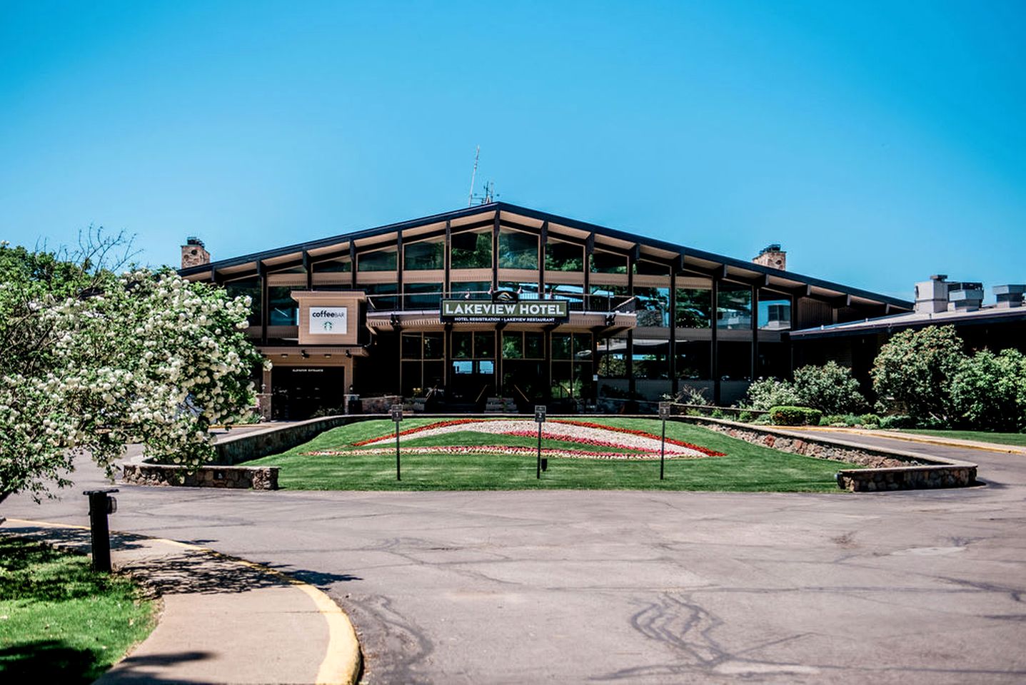 Incredible Cottage with Private Beach and Indoor and Outdoor Swimming Pool in Bellaire, Michigan