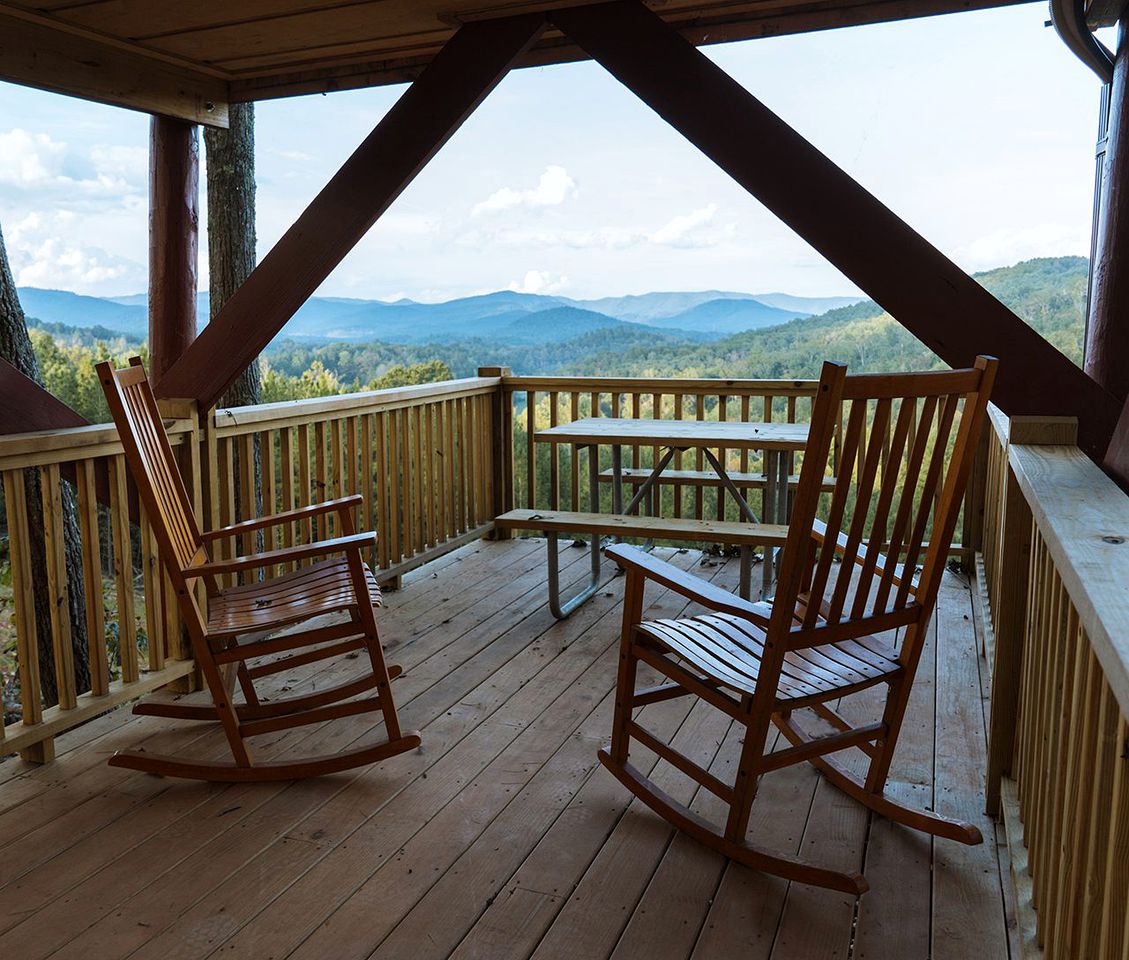 Treetop Cabin for the Ultimate Getaway near Lake Lure in Bostic, North Carolina