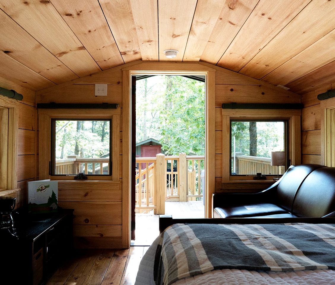 Treetop Cabin for the Ultimate Getaway near Lake Lure in Bostic, North Carolina