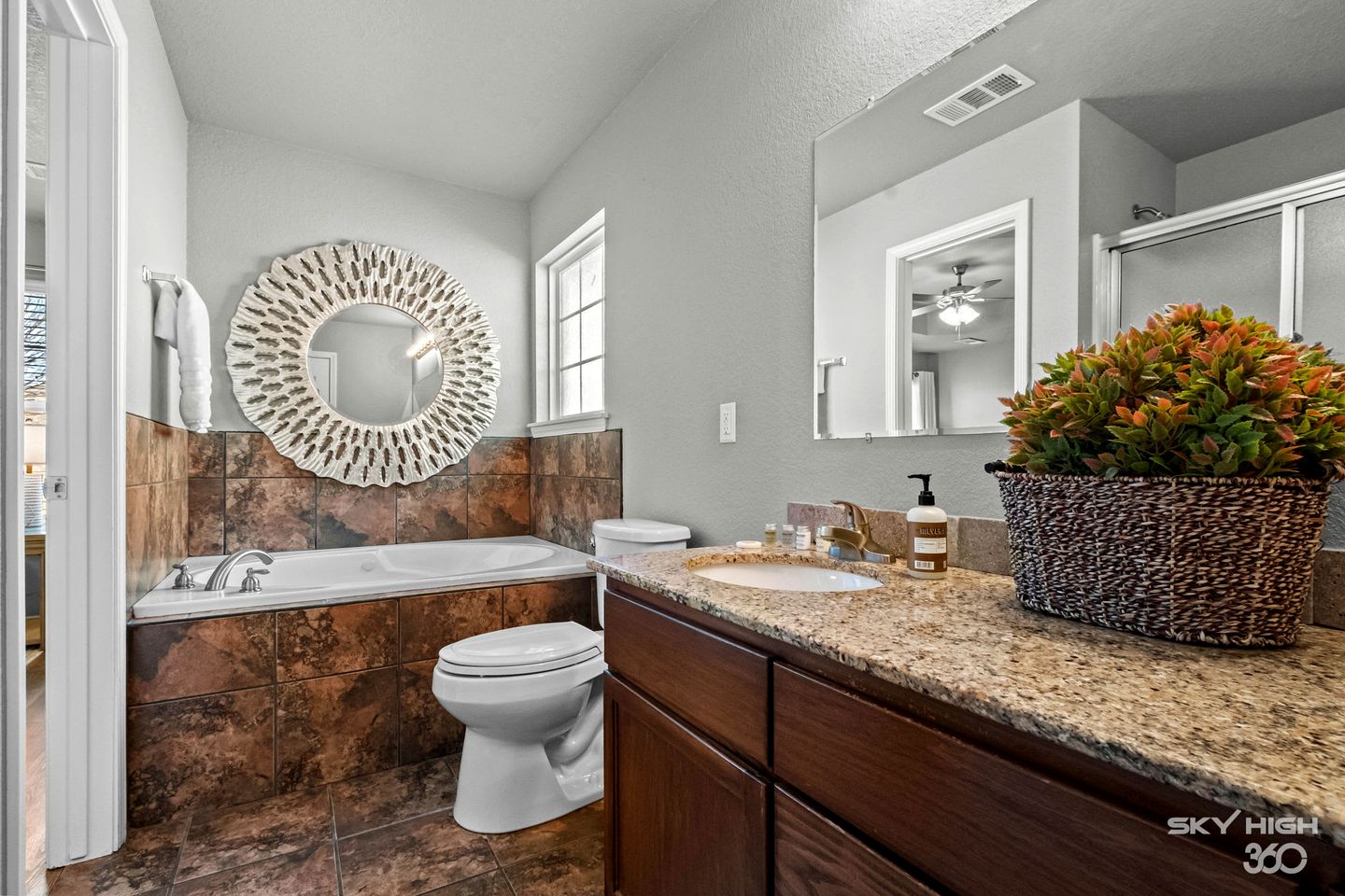 Cozy Retreat w/ Soaker Tub & Family Entertainment Area in Siloam Springs, Arkansas