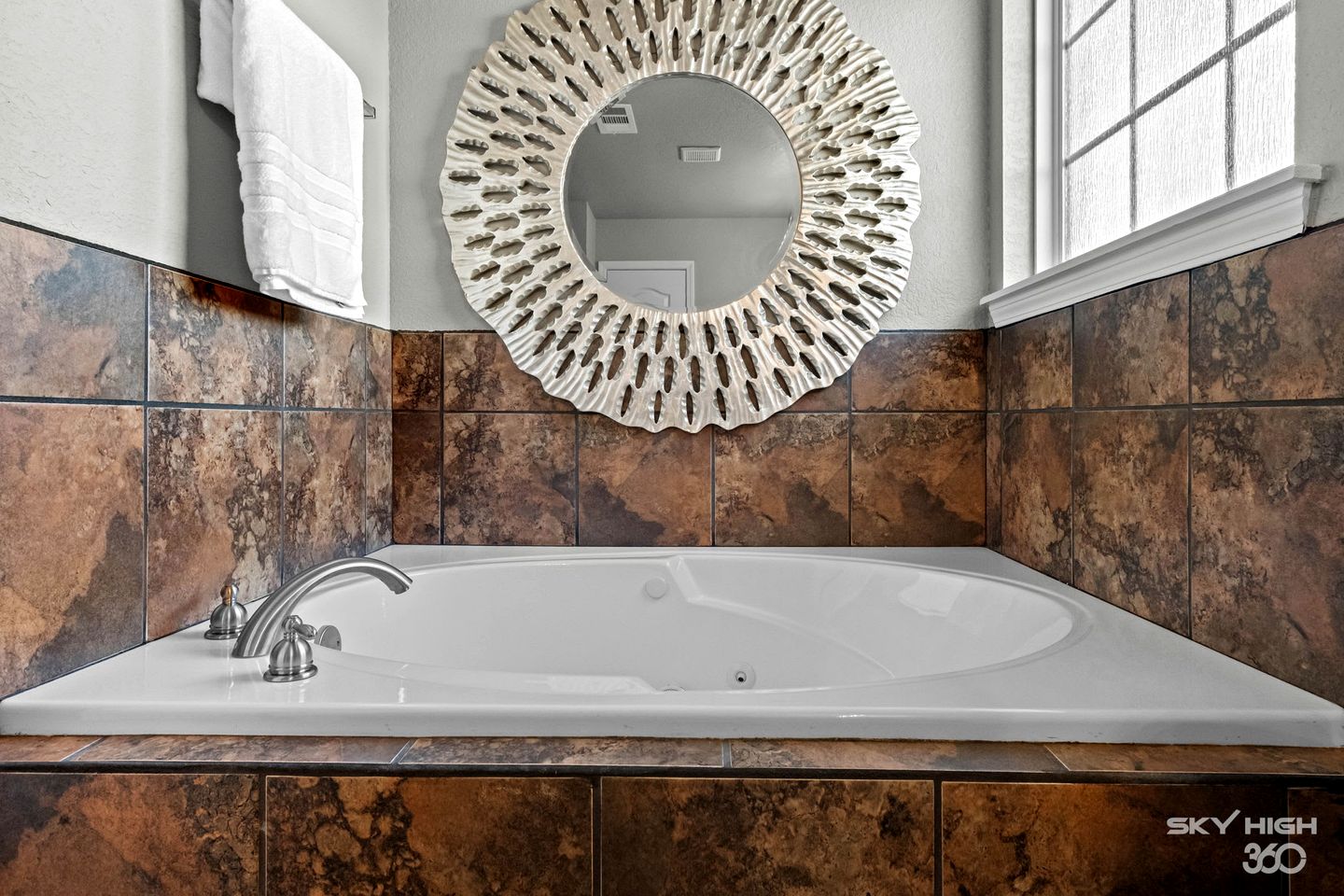 Cozy Retreat w/ Soaker Tub & Family Entertainment Area in Siloam Springs, Arkansas