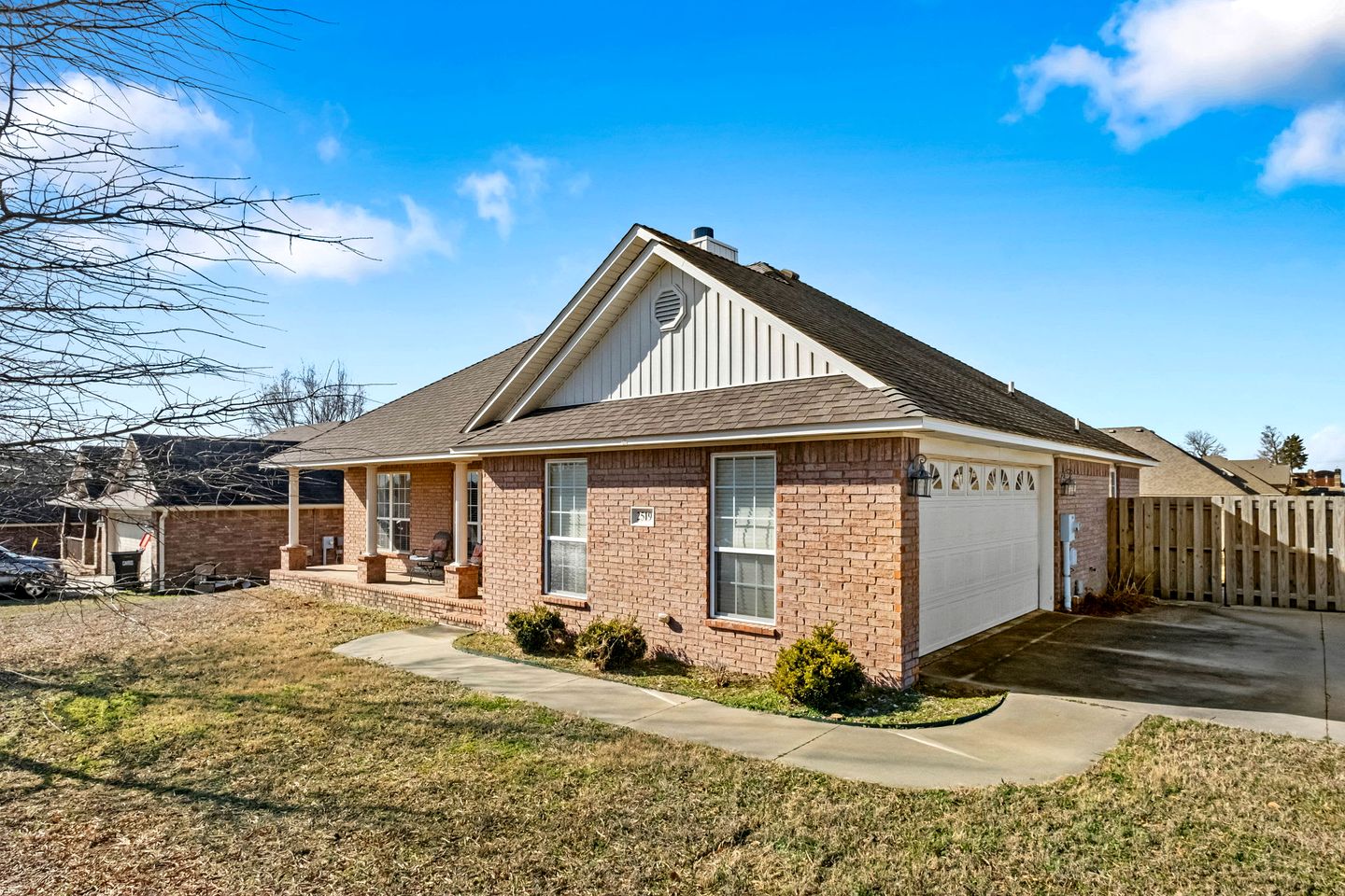 Cozy Retreat w/ Soaker Tub & Family Entertainment Area in Siloam Springs, Arkansas