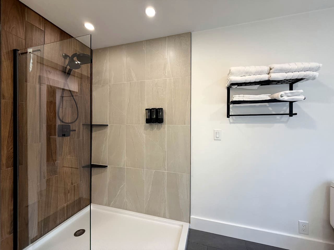 Nautical Chalet Retreat with Hot Tub and Game Room in Conway, New Hampshire