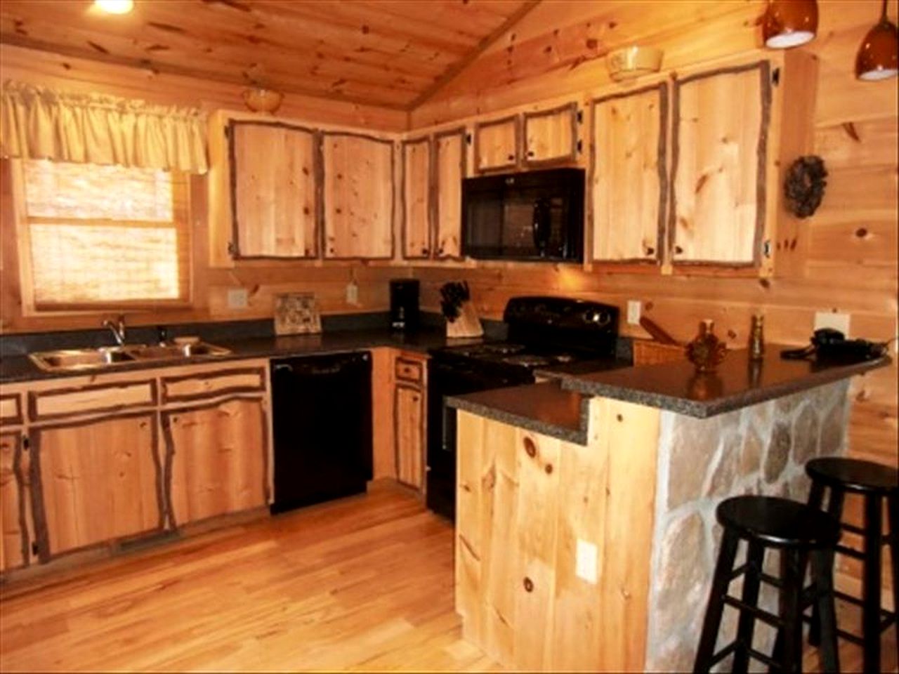 Secluded Cabin Rental with Hot Tub Overlooking Stunning Forest in Blue Ridge, Georgia