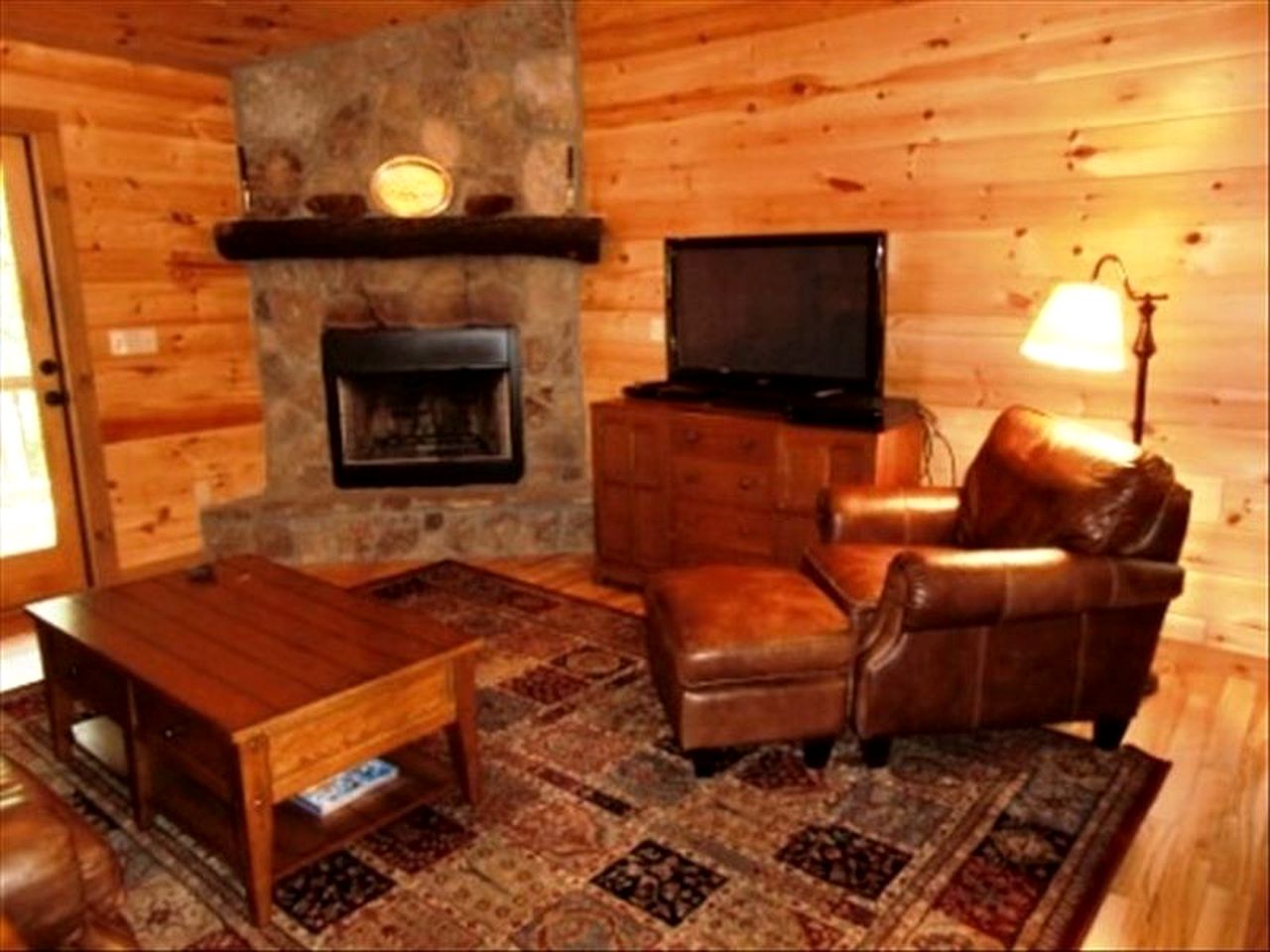 Secluded Cabin Rental with Hot Tub Overlooking Stunning Forest in Blue Ridge, Georgia