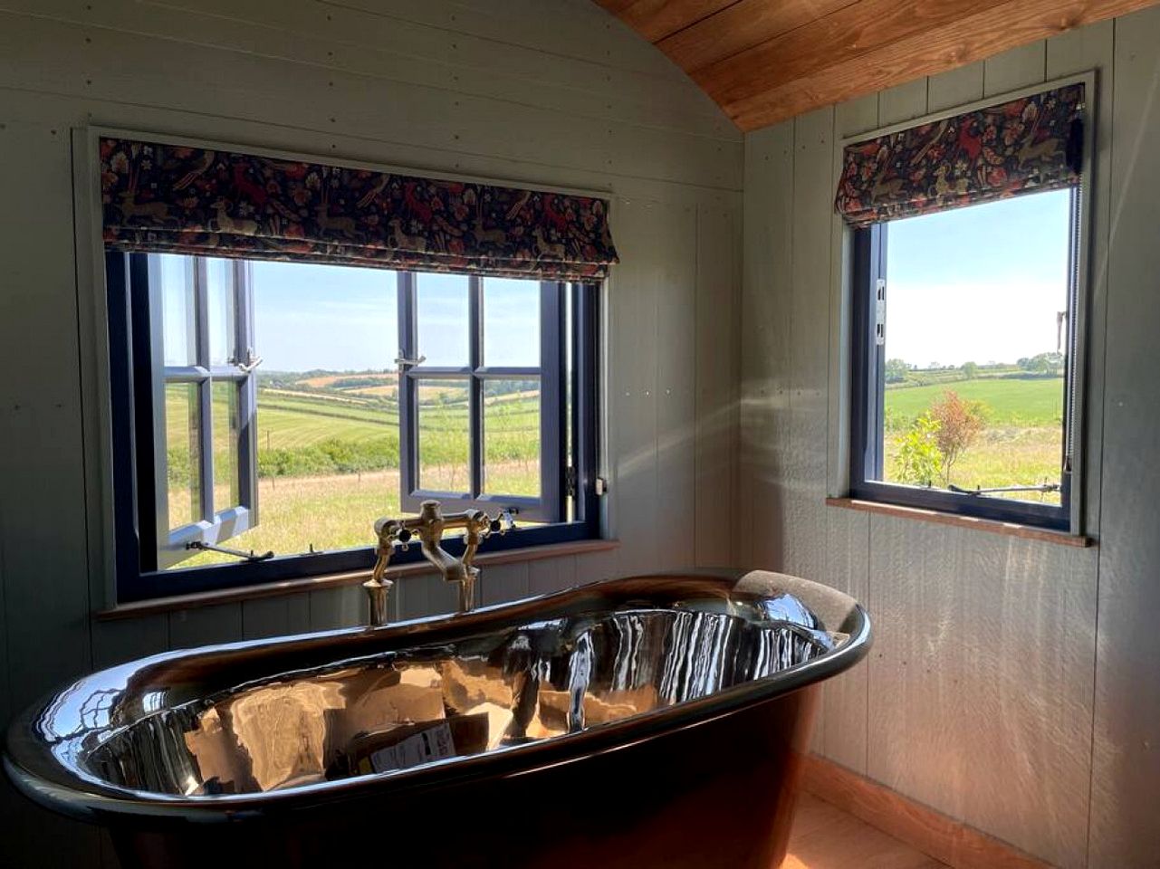 Gorgeous Shepherd's Hut for a Romatic Getaway in Dorset, England