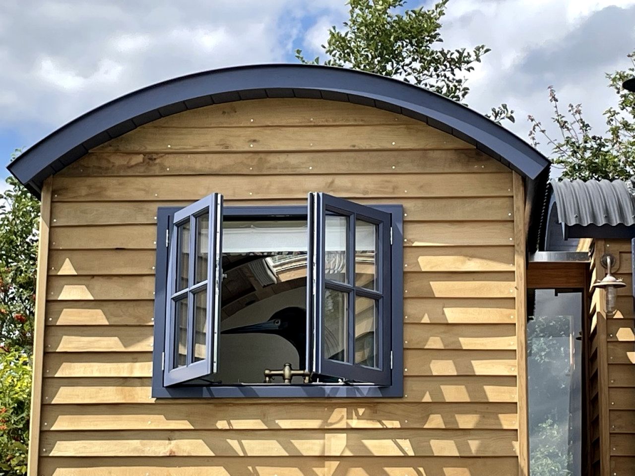 Gorgeous Shepherd's Hut for a Romatic Getaway in Dorset, England