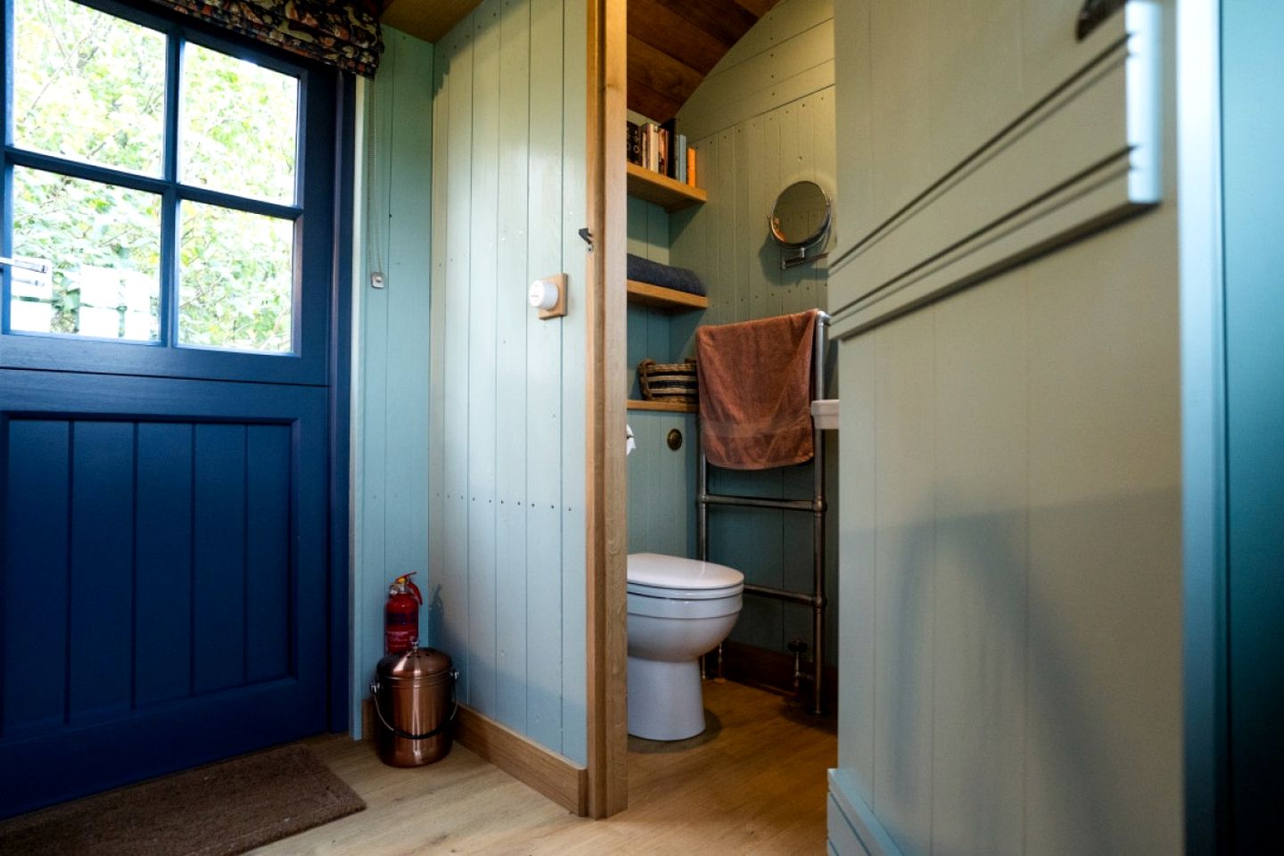 Gorgeous Shepherd's Hut for a Romatic Getaway in Dorset, England