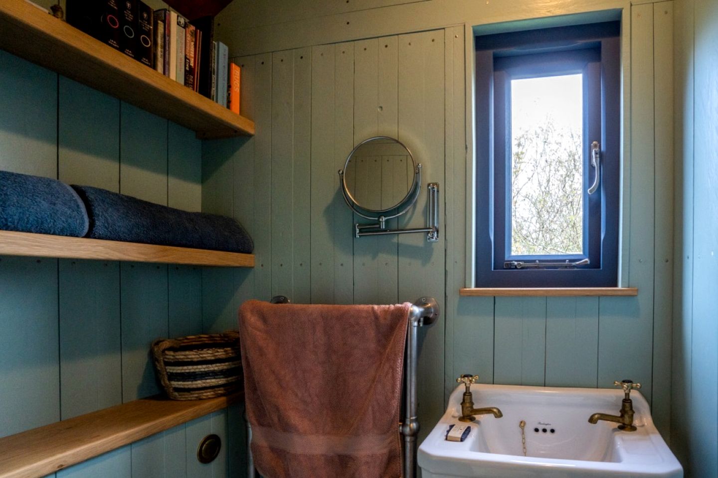 Gorgeous Shepherd's Hut for a Romatic Getaway in Dorset, England