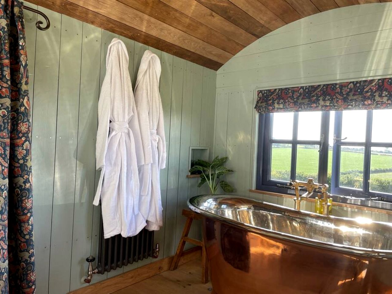 Gorgeous Shepherd's Hut for a Romatic Getaway in Dorset, England