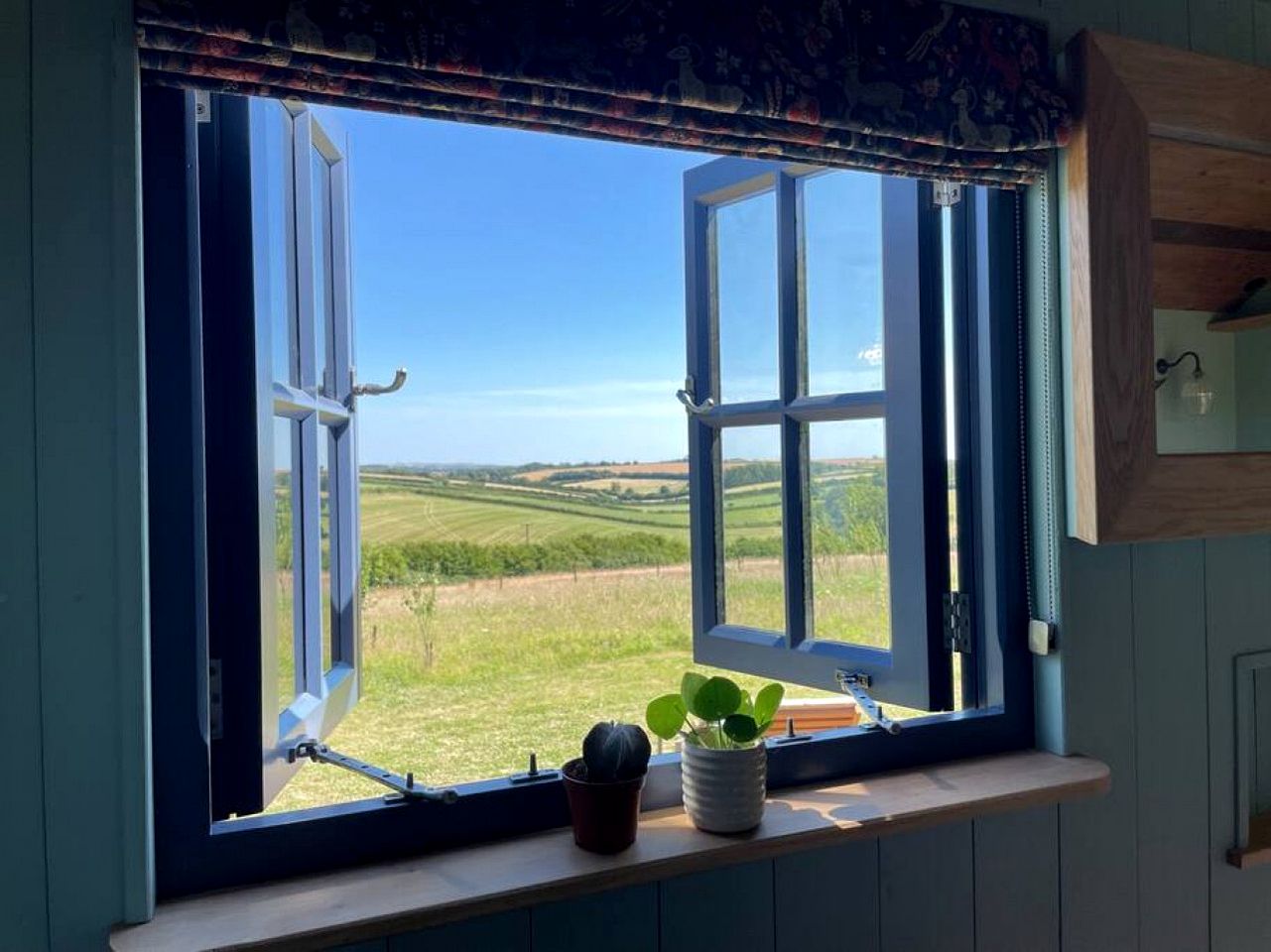 Gorgeous Shepherd's Hut for a Romatic Getaway in Dorset, England