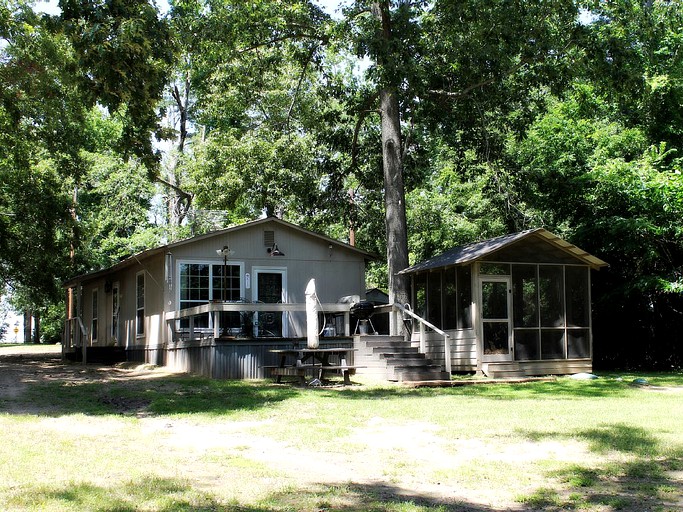 Exterior of the best lakeside cabins Texas has to offer