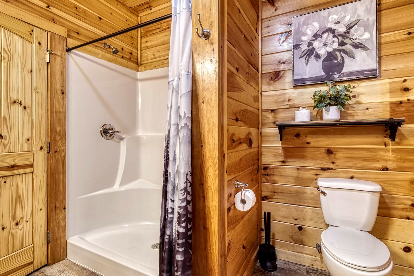 Spacious Mountain Cabin Retreat with Theater, Hot Tub & Fire Pit in Sevierville, Tennessee